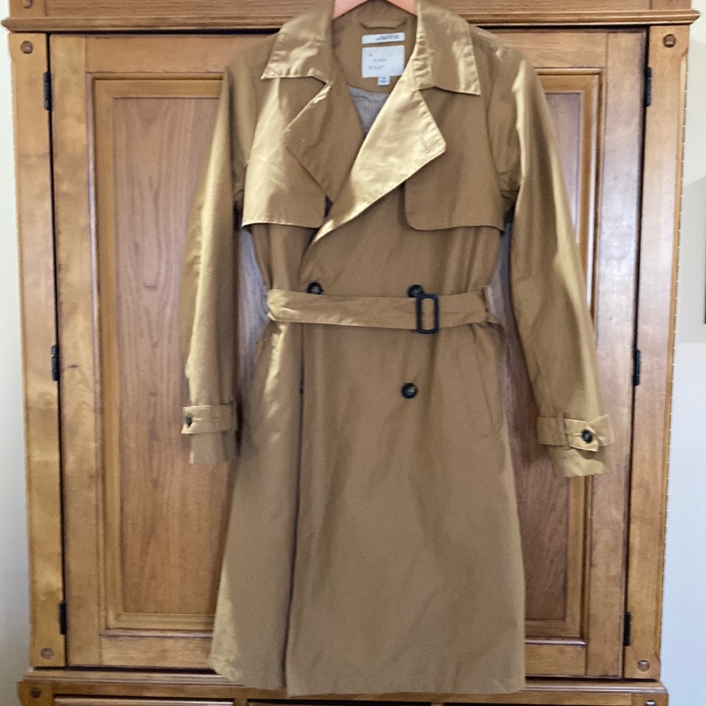 Women’s Trench Coat, new w/o tags. XS but Fits like size Small.